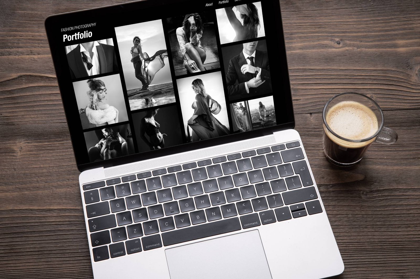 Laptop che mostra un sito web portfolio Innovative Web Agency